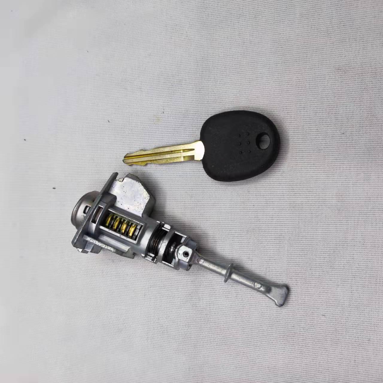 Adecuado para cilindro de cerradura moderna nueva Yuedong puerta cilindro de cerradura de coche cilindro gran cantidad Congyou