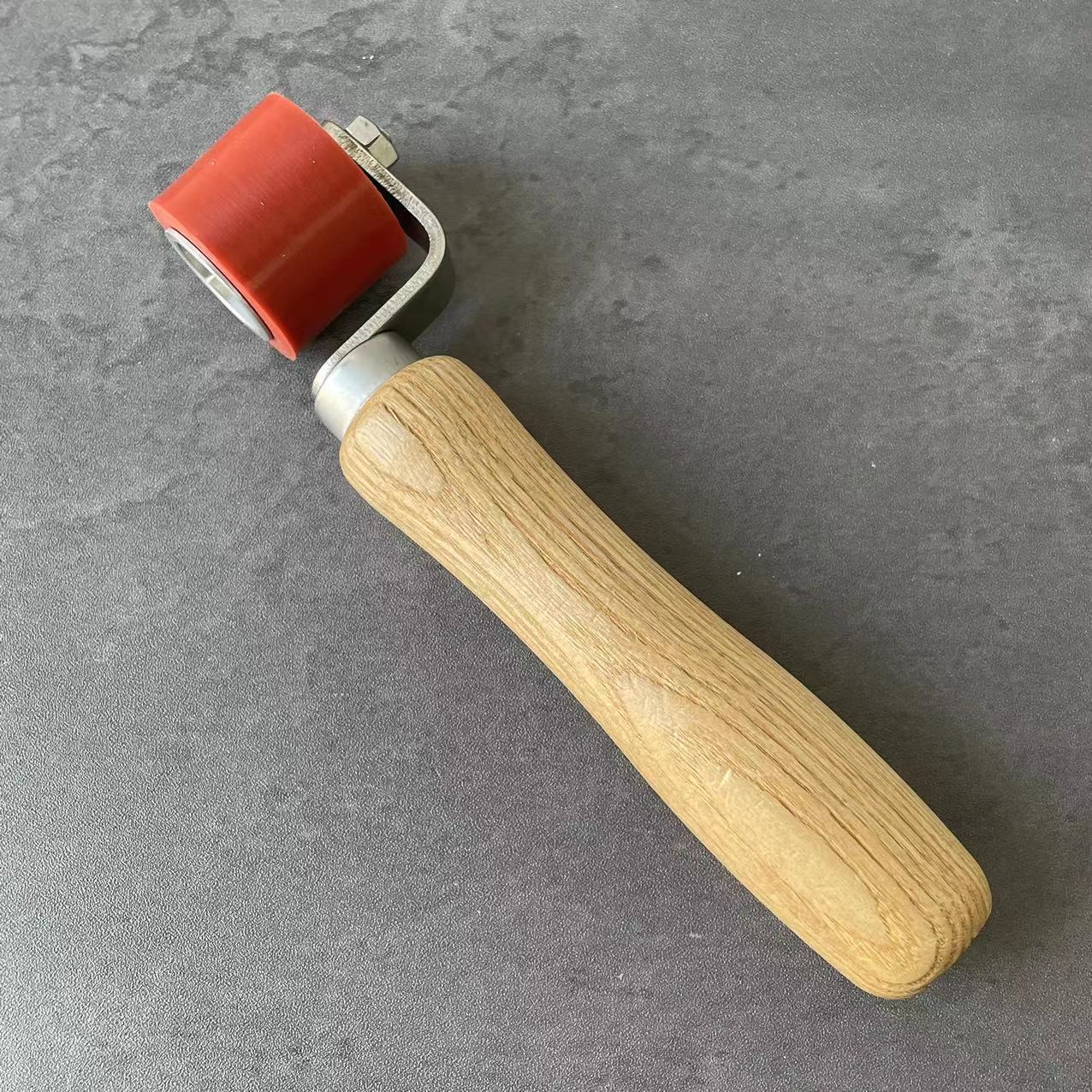 专业优质贴壁纸墙纸工具接缝压轮红色防水榉木手柄