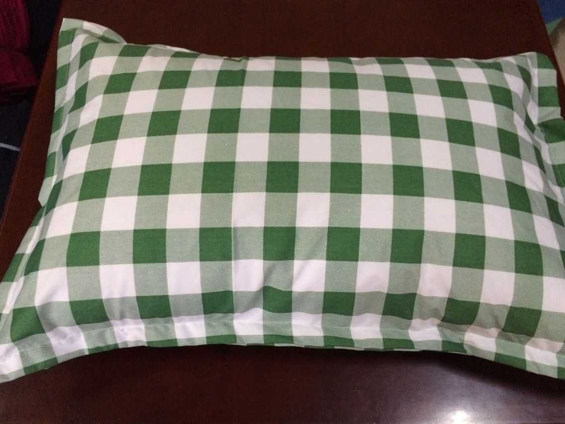 녹색과 흰색 격자 무늬 베갯잇이