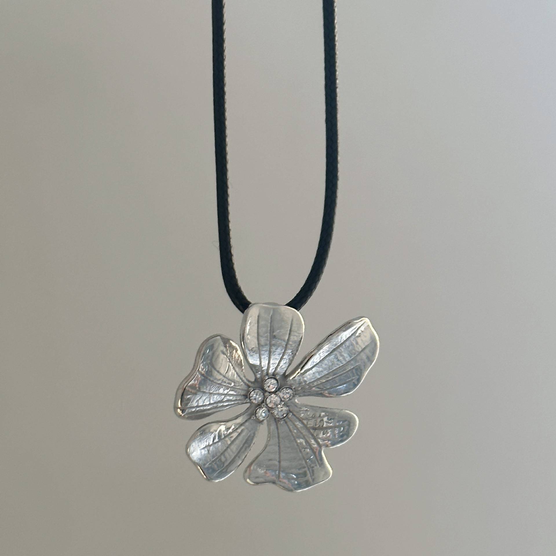 304 Stainless Steel, Leather rope, Titanium Steel Material Wholesale Jewelry Retro Flower Leather Rope Titanium Steel Zircon 18K Gold Plated Plating Inlay Pendant Necklace
