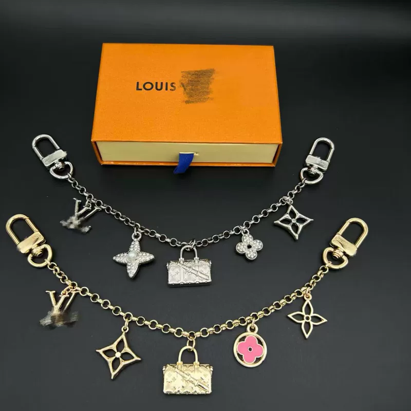 Подвеска на цепочке в виде сумки V Louis Vuitton, доступна в серебре/золоте, с буквами LV и четырехлистником на цепочке