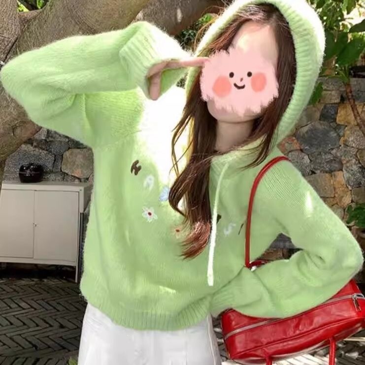 Korean-style early autumn vibe, the hooded sweater looks incredibly good, exuding a gentle, relaxed, and laid-back charm, in a green knit fabric