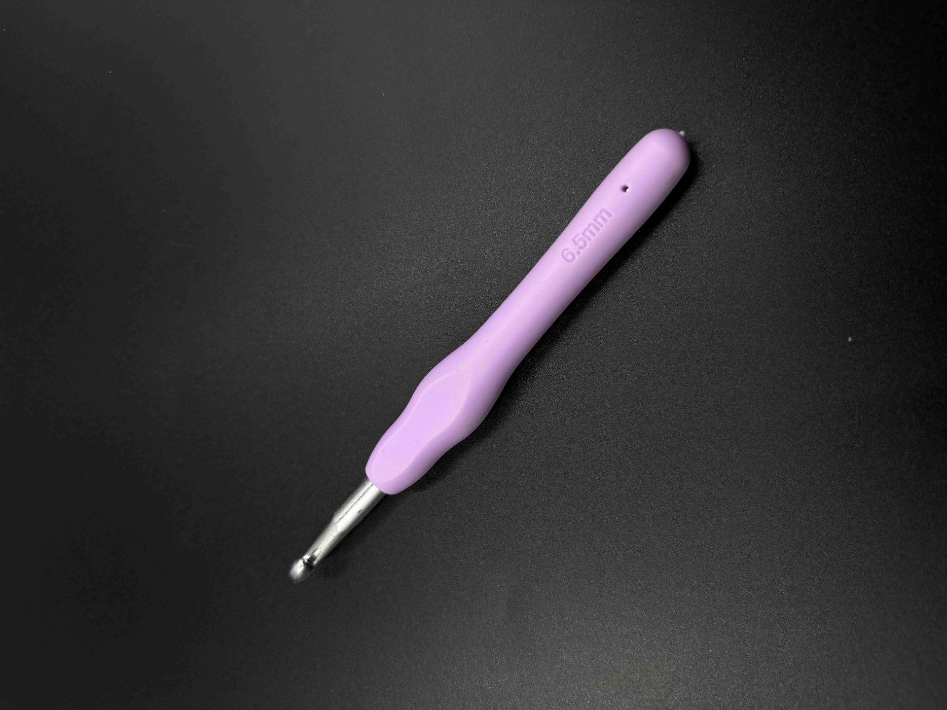 Venta caliente transfronteriza, ganchillo de mango suave de color, herramienta tejida a mano, ganchillo de aluminio de mango suave, fabricante de agujas de lana de silicona de alta calidad