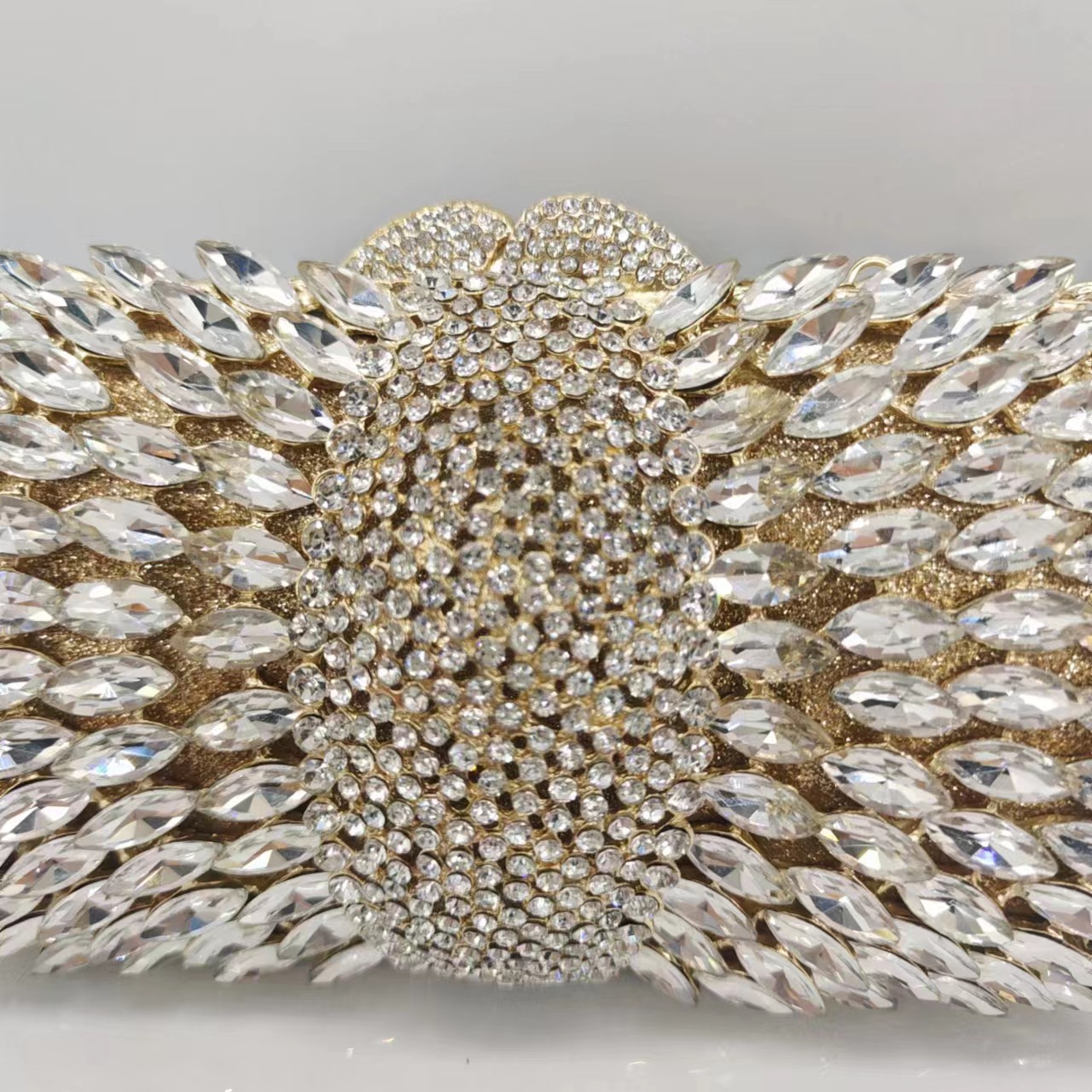 Túi clutch nữ dạ hội đính kim cương giả kim loại rỗng pha lê sang trọng — Đế Vàng Kim Cương, Nền vàng kim cương trắng, Màu tím, Màu bạc chi tiết 2