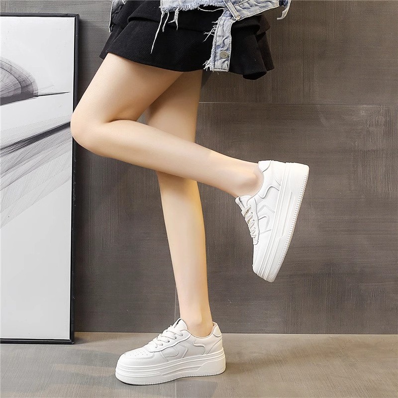 Modas versátiles muffin con suela gruesa zapatos blancos para mujeres verano de 2026 nuevas zapatillas deportivas casuales populares para estudiantes