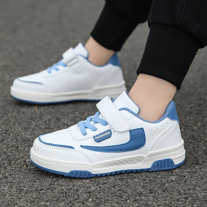 Zapatos para niños primavera y otoño nuevo estilo 2025 cuero impermeable zapatos casuales para niños medianos y grandes zapatos deportivos para niños de moda al por mayor