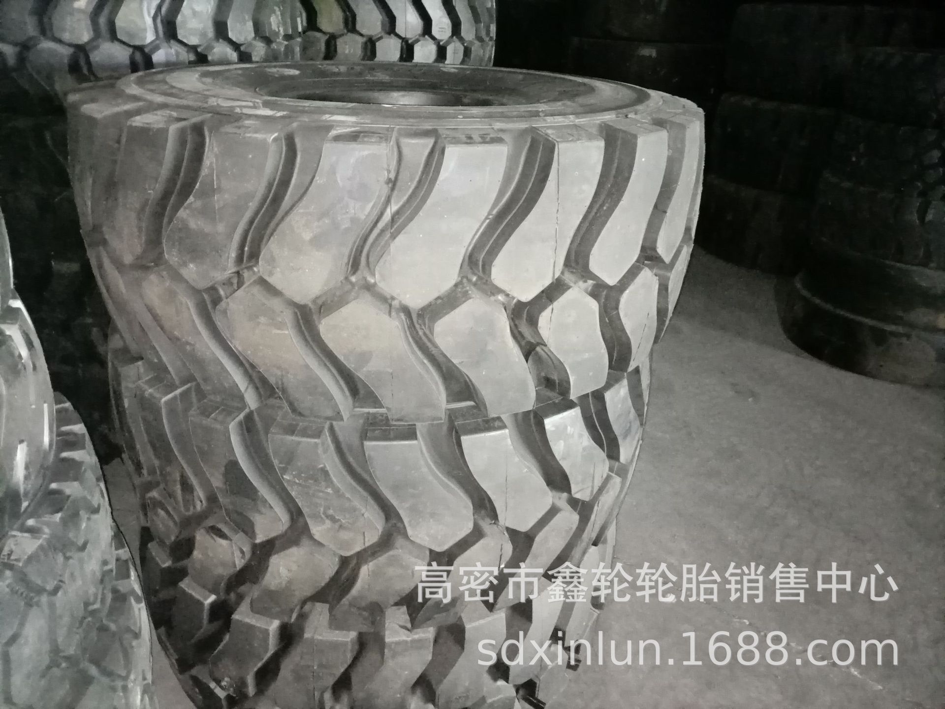 供应15.5/16.00/17.5/20.5/23.5r25 26.5r25 29.5r25轮胎