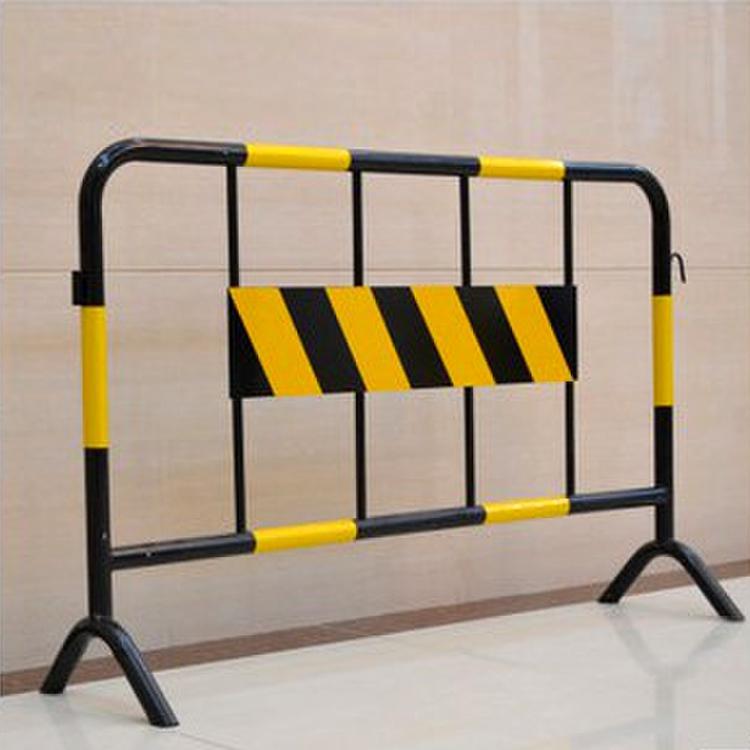 铁马围栏色彩鲜亮、表面光洁、移动方便