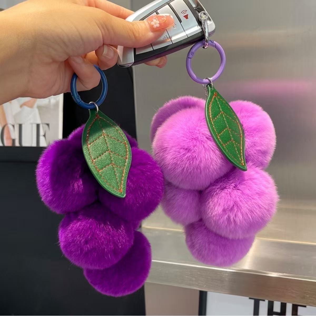 Imitación de cabello de conejo uvas llaveros estudiantes exámenes de graduación regalos colgantes para chicas chicas parejas bolsas colgantes para mujeres