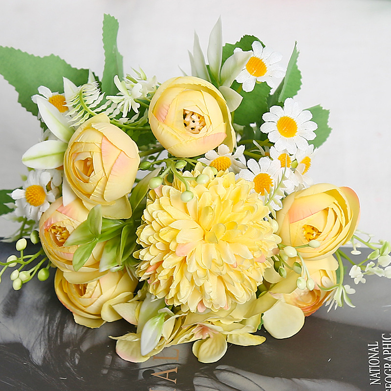 노란색 새 차 봉오리 조합