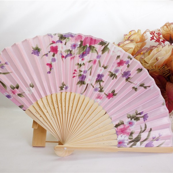 Hay en stock Changsha regalo ventilador 21cm estilo japonés bambú seda ventilador color primario hueso satén paño ventilador