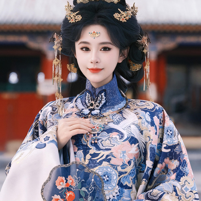 Blue and white porcelain, Ming Dynasty noblewoman, Ming-style round-neck long robe, elaborately embroidered with gold thread, Hanfu, ethereal and elegant, suitable for all seasons, perfect for taking photos at the Forbidden City Blue and white porcelain, Ming Dynasty noblewoman, Ming-style round-neck long robe, elaborately embroidered with gold thread, Hanfu, ethereal and elegant, suitable for all seasons, perfect for taking photos at the Forbidden City