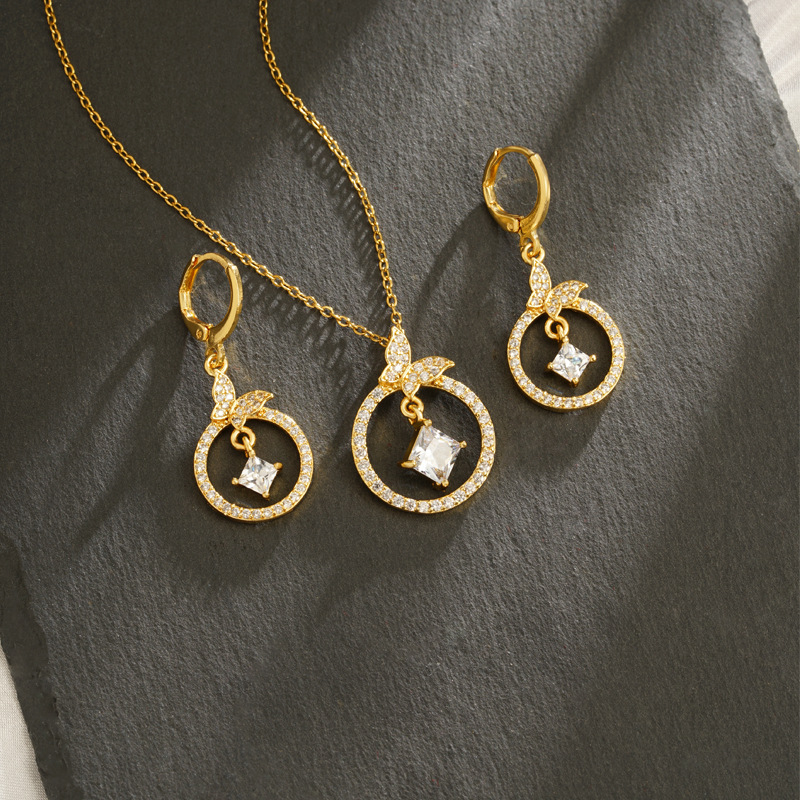 Estilo europeo y americano collar de oro de arena vietnamita diseño con incrustaciones de diamantes mariposa aretes redondos con borlas que no se desvanece durante mucho tiempo joyería transfronteriza