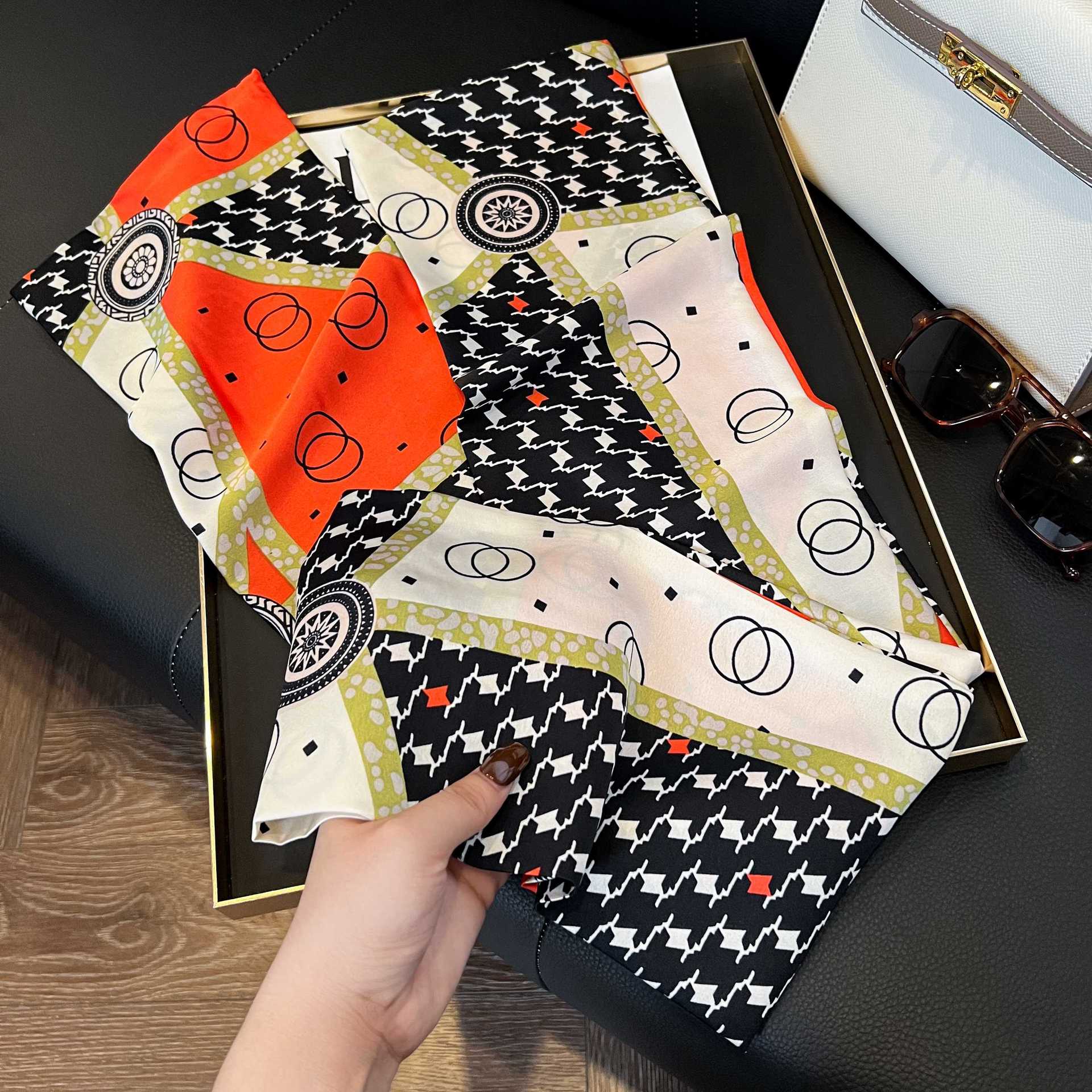 Nueva bufanda de seda pequeña banda larga estrecha para el cabello mujer estilo primavera y otoño moda madre bufanda estilo verano estilo fino serpentina bufanda al por mayor