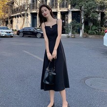 夏季新款赫本风复古小众设计感中长款黑色吊带连衣裙子女