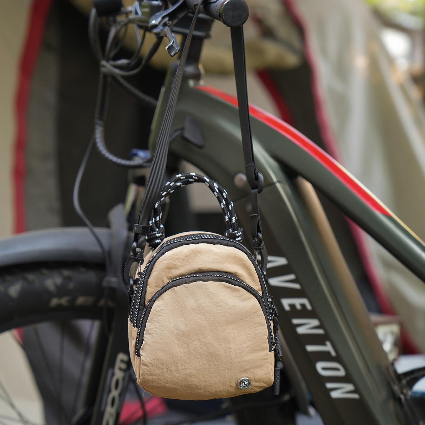 Simple mochila ligera nueva moda 2026 bolsos al aire libre nicho de hombro con el mismo teléfono móvil de nylon para hombres y mujeres