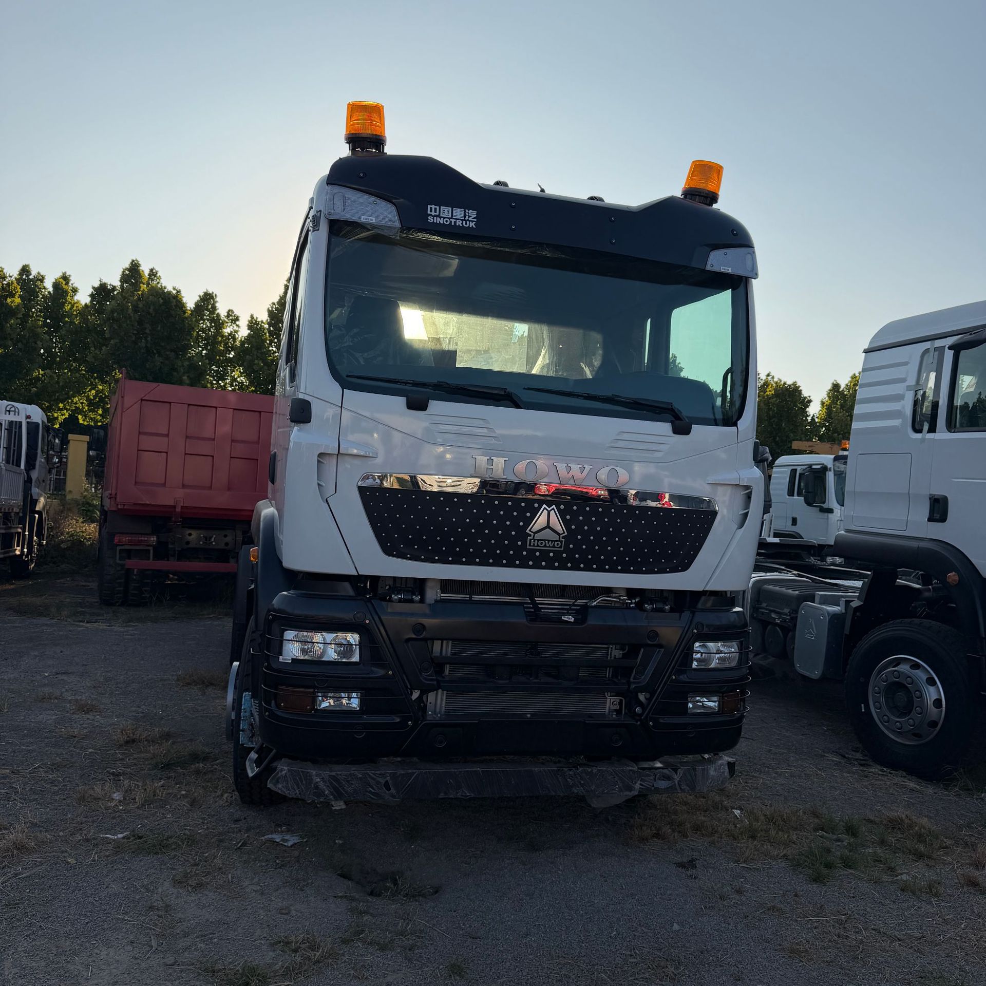 Exporting heavy-duty HOWO TX6X4 tractor head, HOWO tractor, semi-trailer, 440 horsepower towing unit