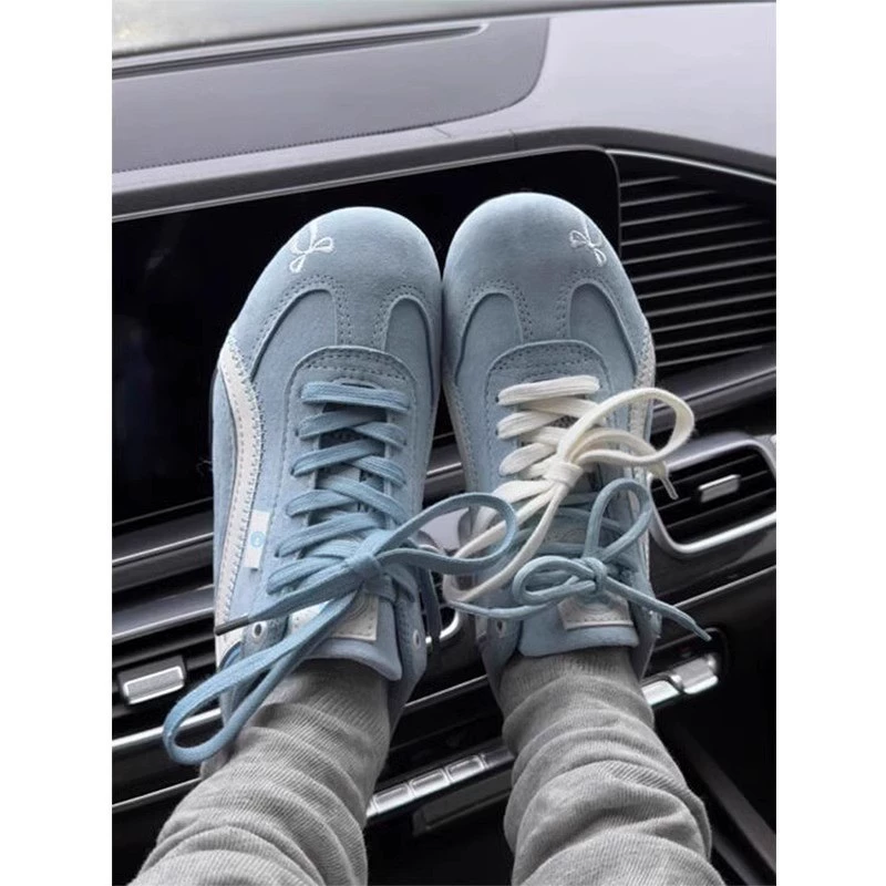 Универсальные немецкие кроссовки в корейском стиле для женщин, новые популярные легкие нишевые кроссовки лета 2025 года, студенческие белые туфли на толстой подошве.