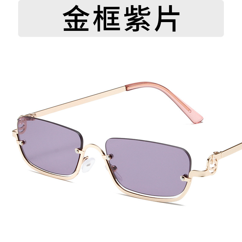 Piel púrpura con marco dorado