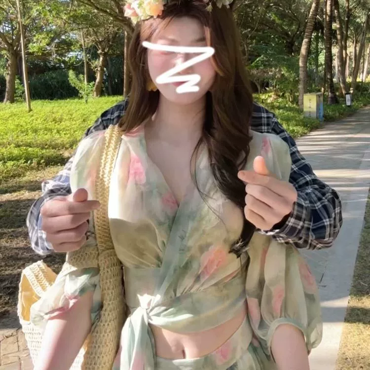 Новое весенне-летнее французское платье с V-образным вырезом и цветочным принтом для женщин 2025 года, комплект для отдыха на море: длинная юбка и топ.