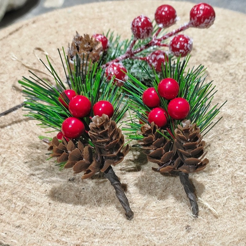 クロスボーダーのクリスマスの松の針はクリスマスの贈り物の箱を飾ります。|undefined
