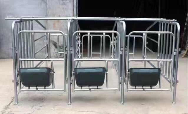 钢板母猪食槽89斤钢板母猪槽烤漆定位栏料槽黑色单独饲喂猪槽猪斗