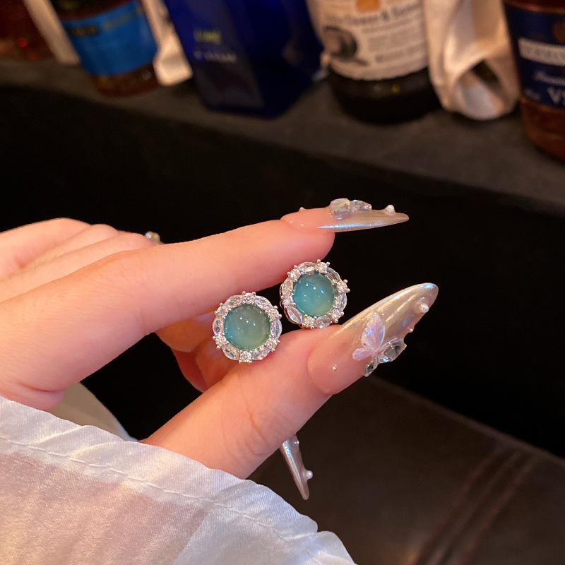 Retro sophisticated earrings jade with zircon