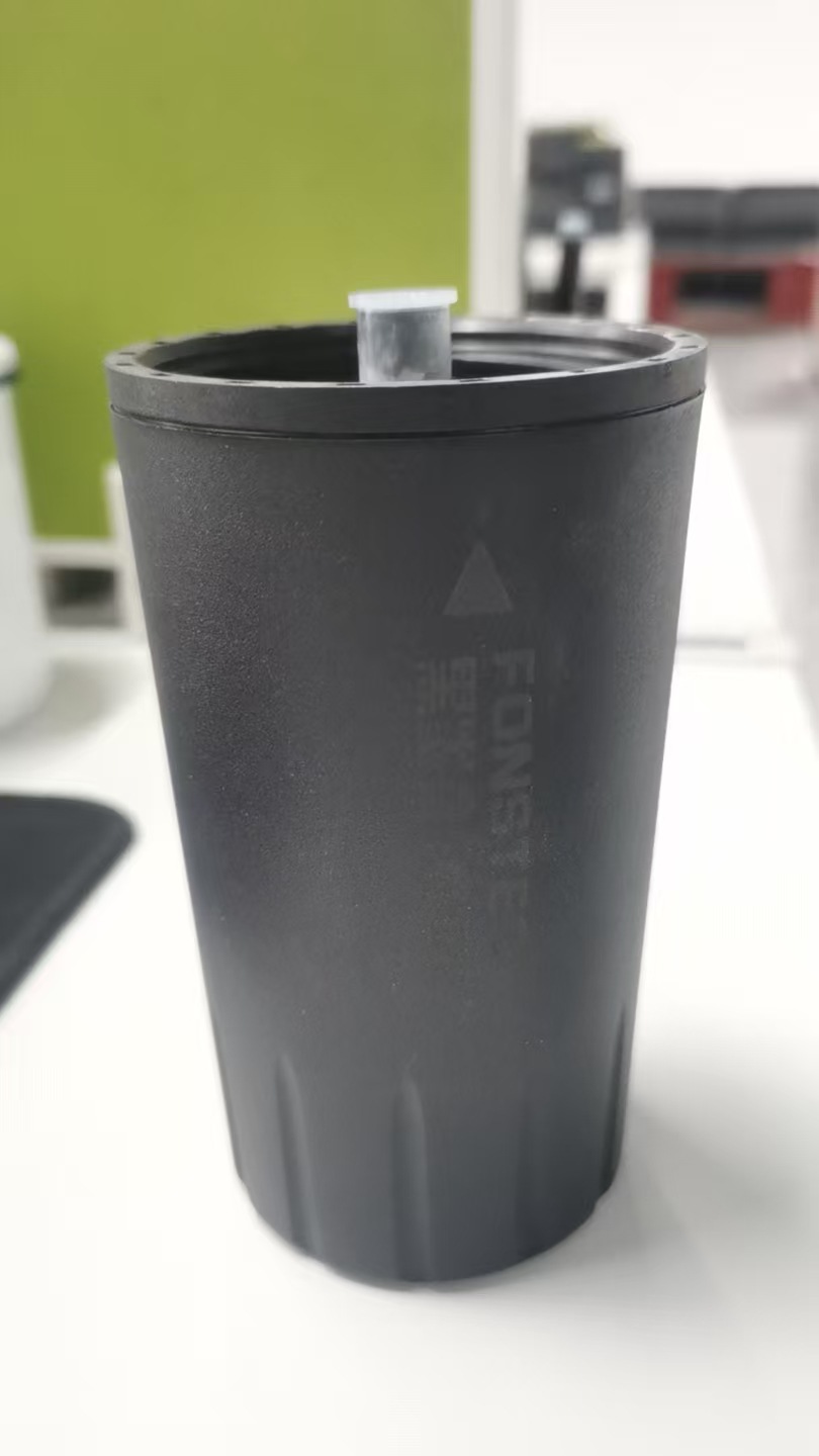 Impresora de inyección de tinta de mano de caracteres grandes, marcado portátil, con su propia pantalla, placa de metal, tubo de cemento, poste eléctrico, tinta en blanco y negro