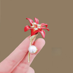 新しいトレンディな赤いユリの花のブローチ、豪華な気質、高級コサージュ、コートスーツ、高級ピンアクセサリー