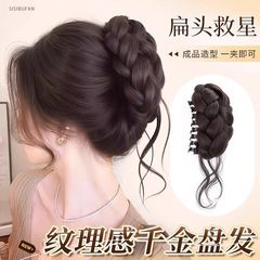 丸子のかつらの女性の麻の花は千金のつぼみの頭をつかんでふわふわしています。