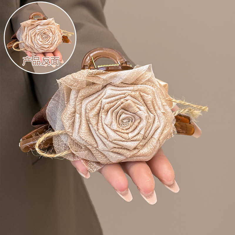 乾燥したバラはフランスの花を挟んで髪を挟みます。|undefined