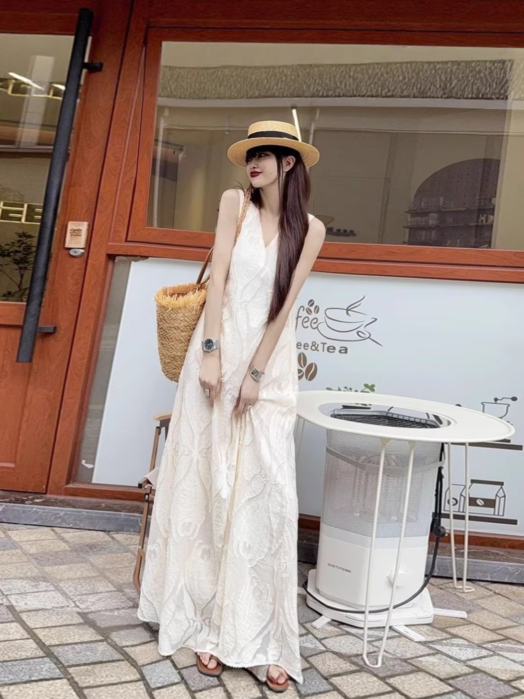 法式茶歇风V领无袖白裙子女夏宽松显瘦慵懒肌理感长款度假连衣裙