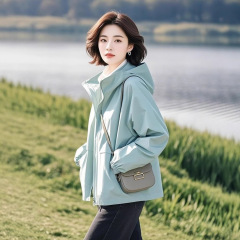 帽子の突撃服のコートの女性2025春の新型の韓国版の洋気は一人でいて、痩せたカジュアルジャケットの上着が流行しています。