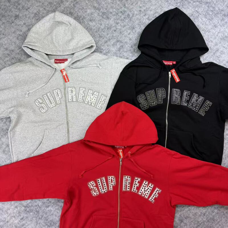 Supreme X B.B Simon Collaboration Model American-Style Trendy Hoodie with Zipper and Rhinestone Logo on the Chest. Supreme X B.B Simon Collaboration Model American-Style Trendy Hoodie with Zipper and Rhinestone Logo on the Chest.