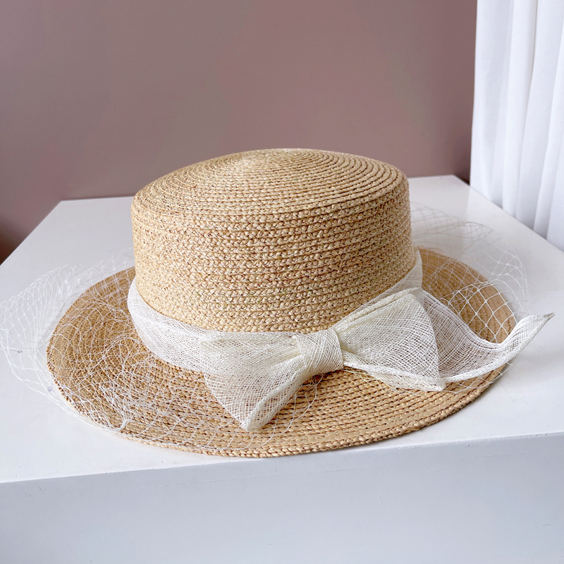 Cappello da donna elegante in stile francese Hepburn con fiocco in rete e lino, ideale per la protezione estiva in paglia, con tesa piatta in rafia._voghion.com