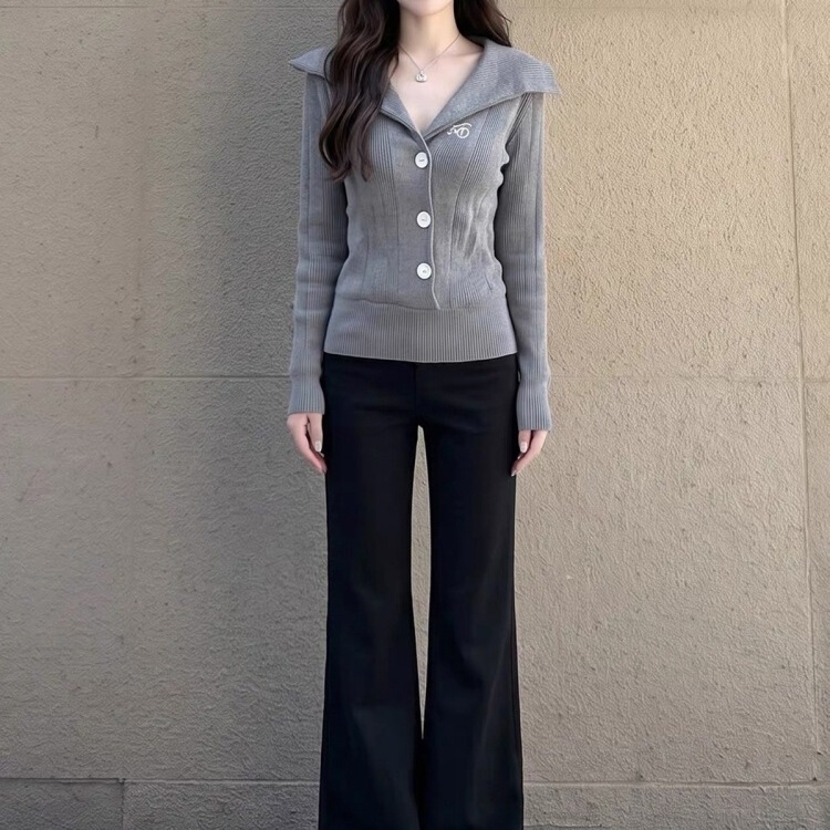 Fall 2026 Outfit: A complete set of elegant, mature, and cool style knit sweater and jeans suit for women Fall 2026 Outfit: A complete set of elegant, mature, and cool style knit sweater and jeans suit for women
