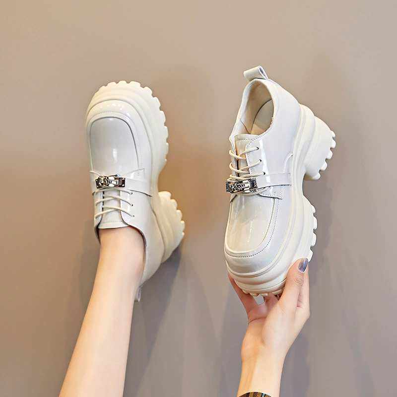 Женские кожаные туфли в британском стиле, модели весны и осени 2023 года, черные летние лоферы на толстой подошве с завязками и высокими каблуками.