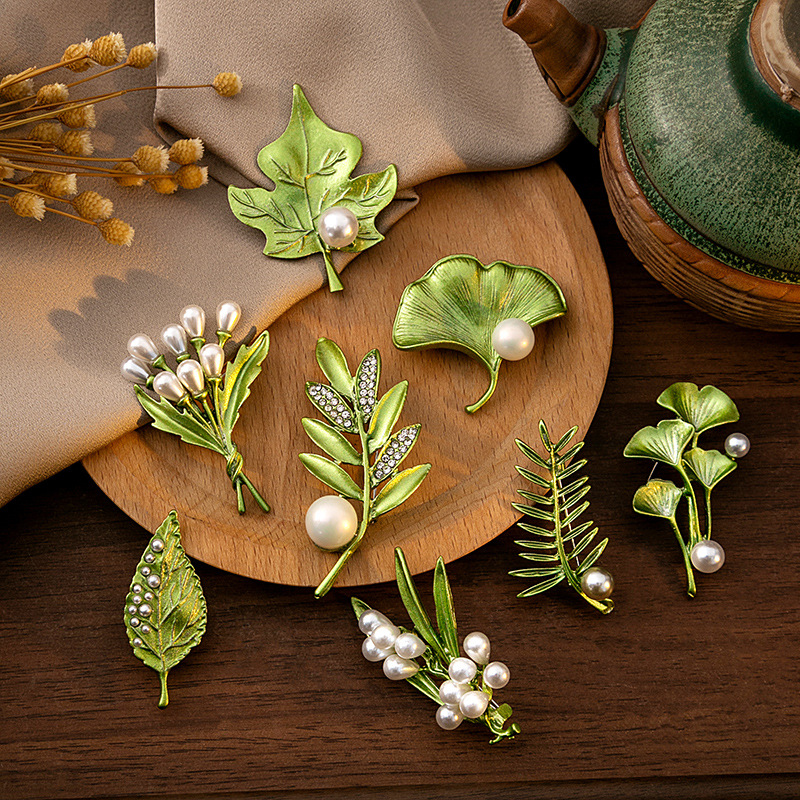 Korean Fashion Green Three-dimensional Leaves Brooch Creative Plant Pearl Corsage Exquisite Pin Suit Accessories Women