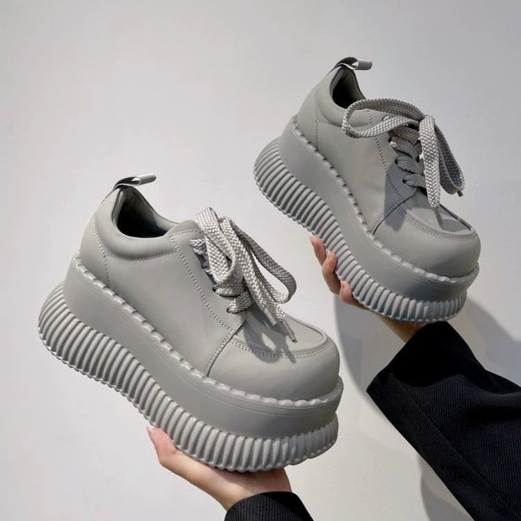 Супер огонь маленькие белые туфли для детей Rin Ride дикий хлеб весной и осенью толстые подошвы увеличены 2024 летом новые повседневные кроссовки