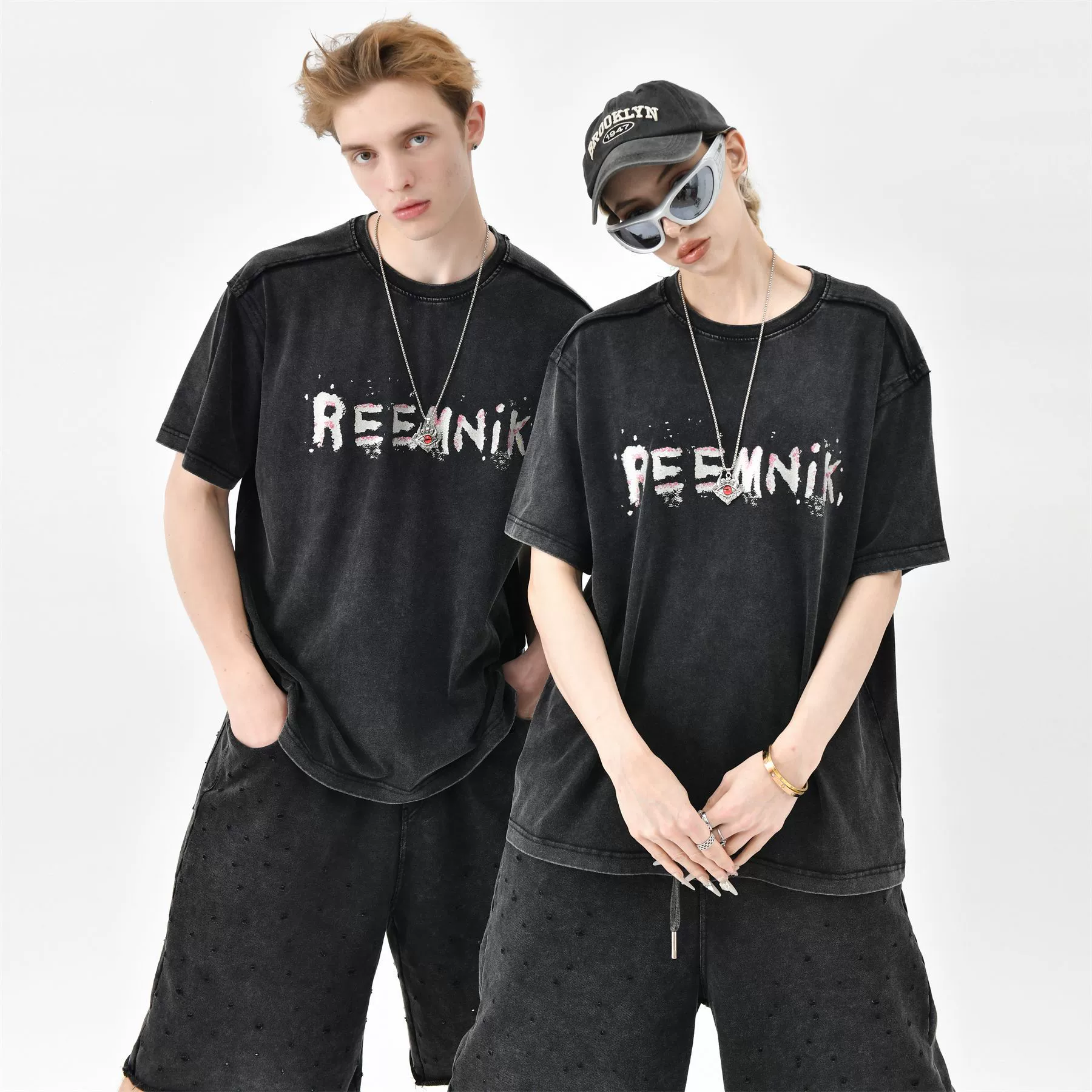 Мужская и женская футболки из плотного хлопка в американском ретро стиле, короткий рукав, новая модель 2025 года, с эффектом потертости и бронзированными буквами.