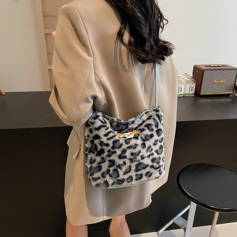 Otoño y invierno bolsas de gran capacidad para mujeres 2024 nuevo bolso de moda de peluche bolso de moda bolso de piel bolso de leopardo bolso de hombro de mujer