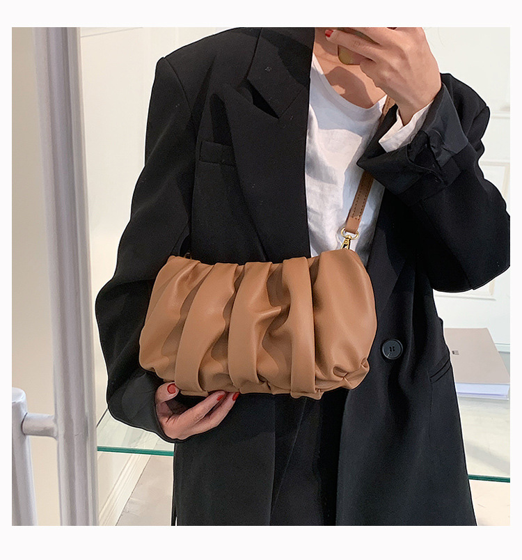 2021 Autumn And Winter New Korean Fashion Retro Fold Cloud Single Shoulder Bag display picture 2