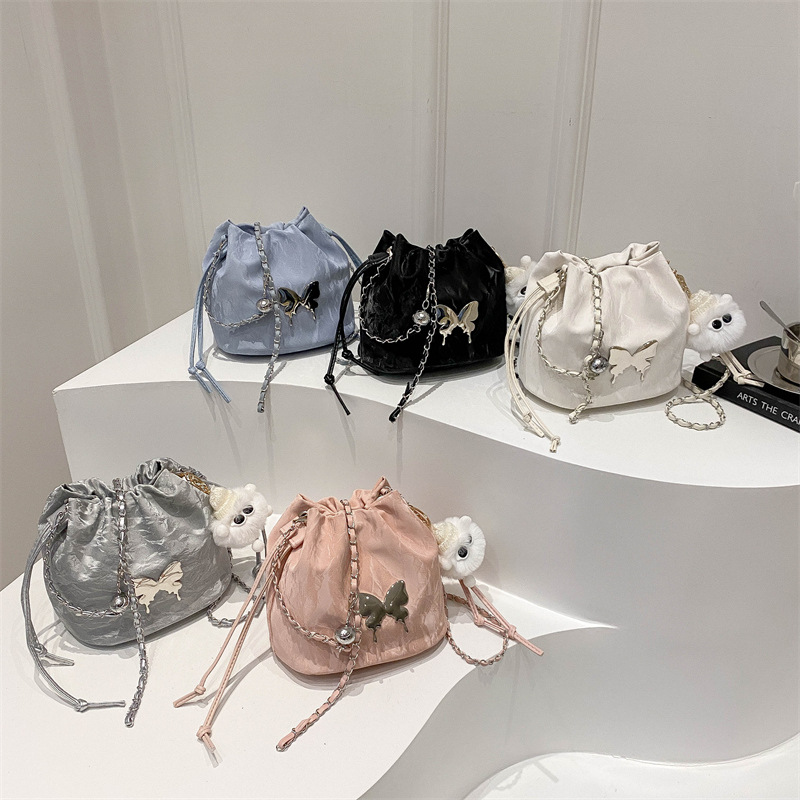 2024 nuevo diseño de nicho de la cadena popular de este año bolso pequeño bolso de mensajero de mariposa femenino hermoso bolso de cubo de un solo hombro