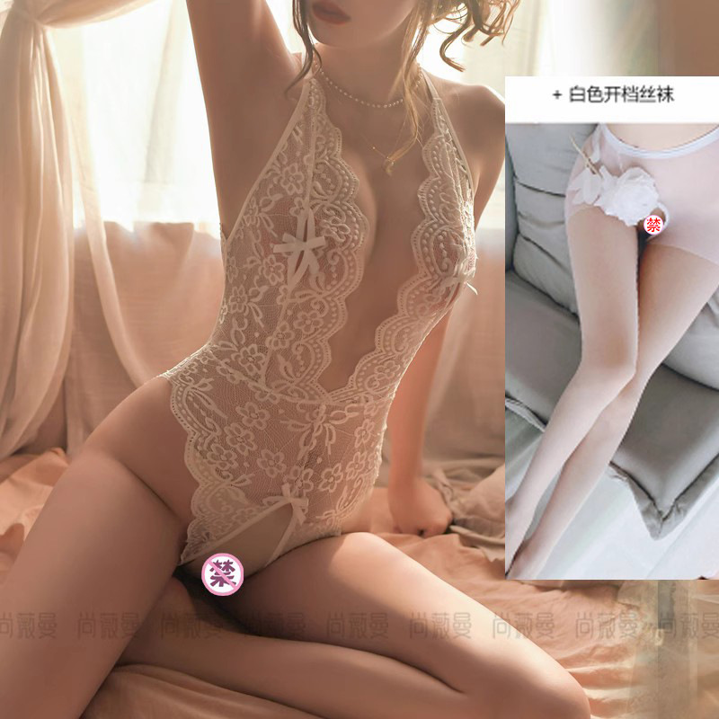 흰색 점프수트 + 흰색 양말