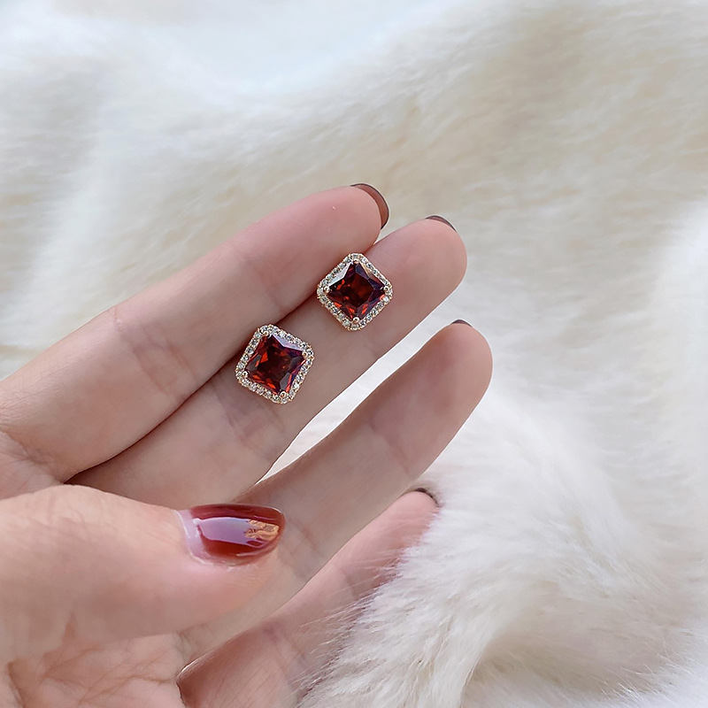 Princess bag high-end feel inlaid 1 carat square high-quality Mozambique garnet earrings plated with silver_voghion.com