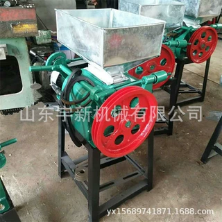 电动高粱玉米机燕麦大豆挤扁机小型自动进料提升粉碎机