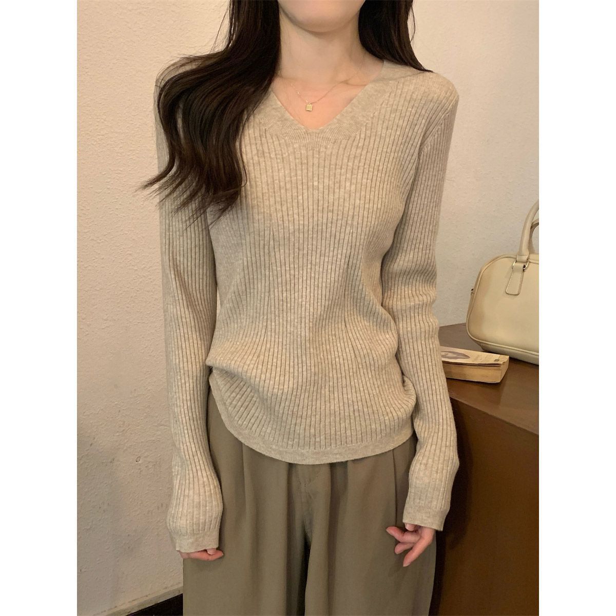 French-Style V-Neck Simple Slim-Fit Base Top for Women, Autumn and Winter Ribbed Slimming Inner Layer with a High-End Soft and Cozy Knit Sweater