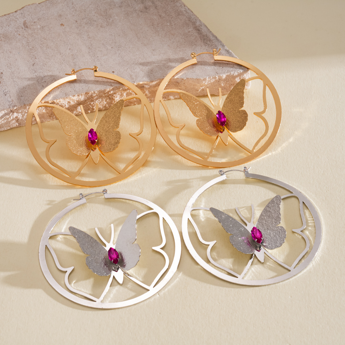 Europa y los Estados Unidos retro diamantes redondos huecos mariposa pendientes personalidad exagerada diseño pendientes de nicho de alta calidad pendientes