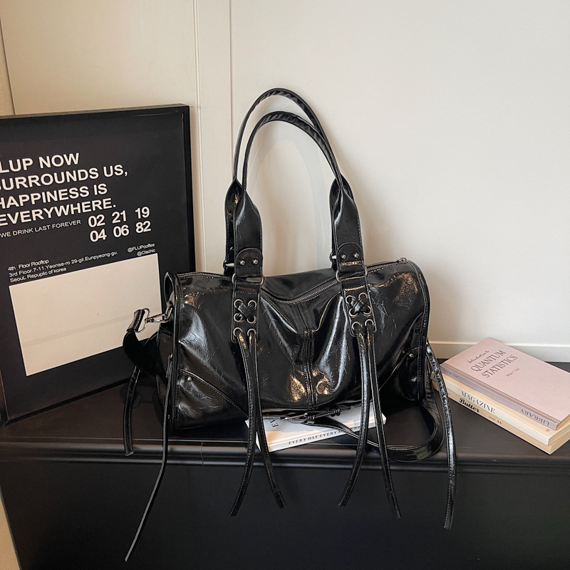 Capacious retro one-shoulder bag