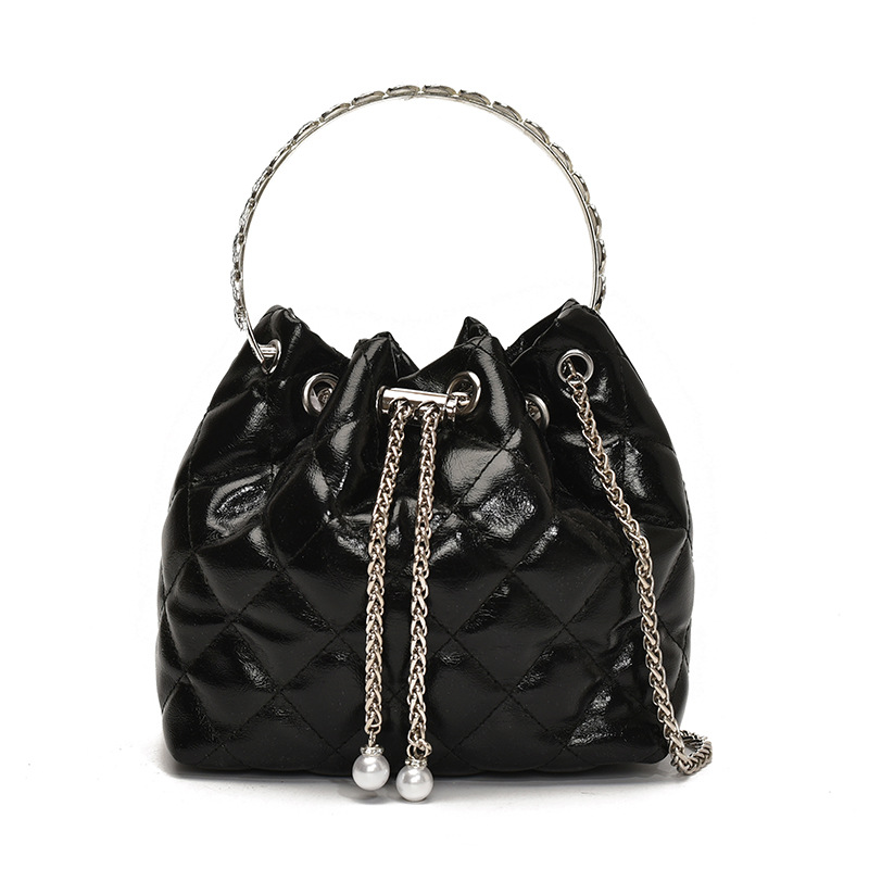 Bolso de cadena de diamantes para mujer 2025 nuevo bolso de cubo de nicho de sentido de alta gama salvaje bolso de mensajero de hombro popular de verano